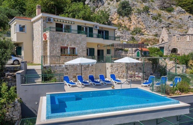 Villa Makar with infinity heated pool,gym,grill, 3 bedrooms,3 bathrooms