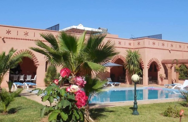 Villa Marrakech for 10 people with large swimming pool, stove and internet.