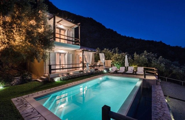 Villa Meliti - stunning seaviews, infinity pool, privacy, close to the beach