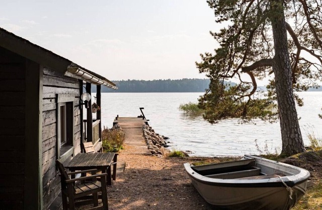 Villa Merituuli - Charming Seafront Cottage
