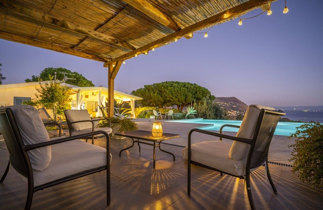 Villa Michaela, for 8 people with infinity heated swimming pool and sea view