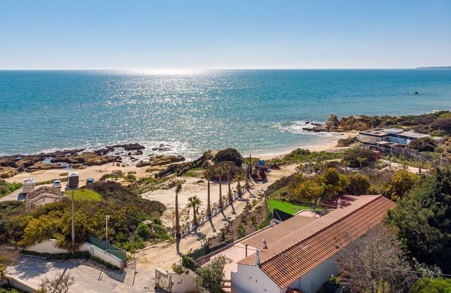 Villa Mimao boasts the perfect location almost directly on the wonderful beach of Manuel Lourenço