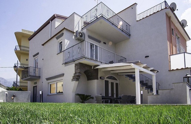 Villa Mira: An elegant and welcoming three-story villa located in the center of Sant'Agnello, with Free WI-FI.