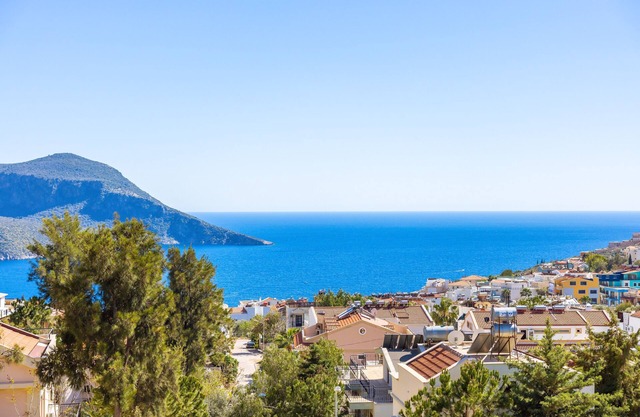 VILLA MYSTIC Colourful 5br/6bth Prvt Pool-Garden & Sea Views