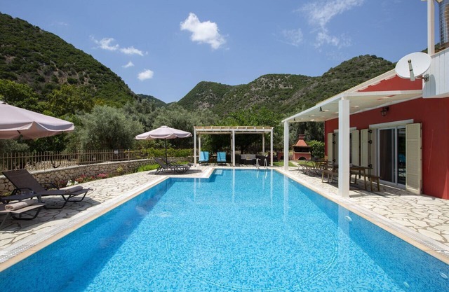 Villa Niriides-Private secluded villa w/t big swimming pool