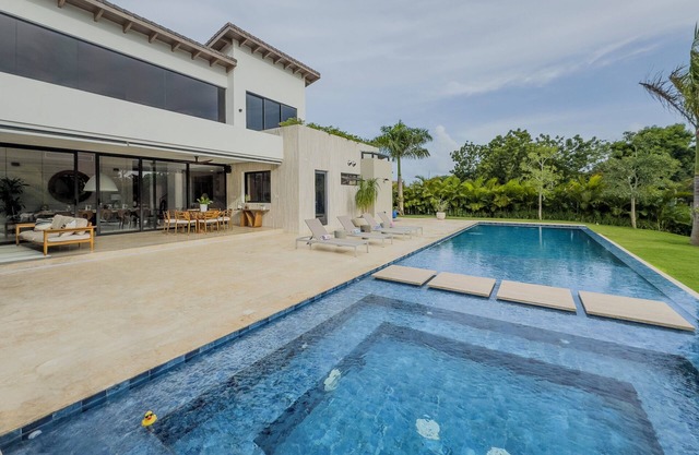 VILLA NO PROBLEM - brand new villa - only 5 minutes away from Teeth of the Dog!