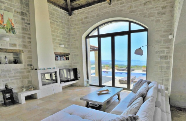 Villa Olympus, magnificent view, heatabel pool.