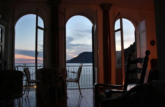 Villa on 2 levels overlooking the harbor of Vernazza. Wi-Fi & AC