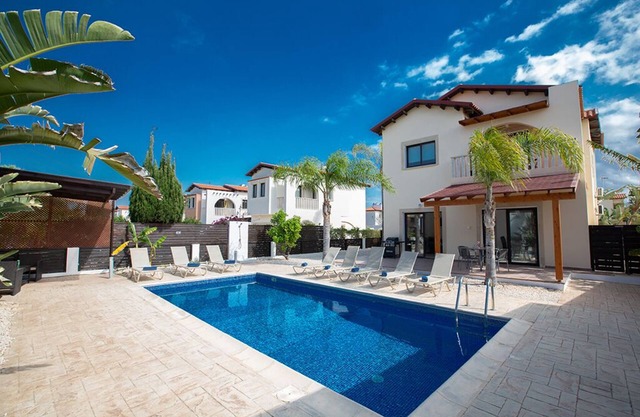 Villa Perivoli, Beautiful 4BDR Protaras Villa with Pool, Close to the Beach