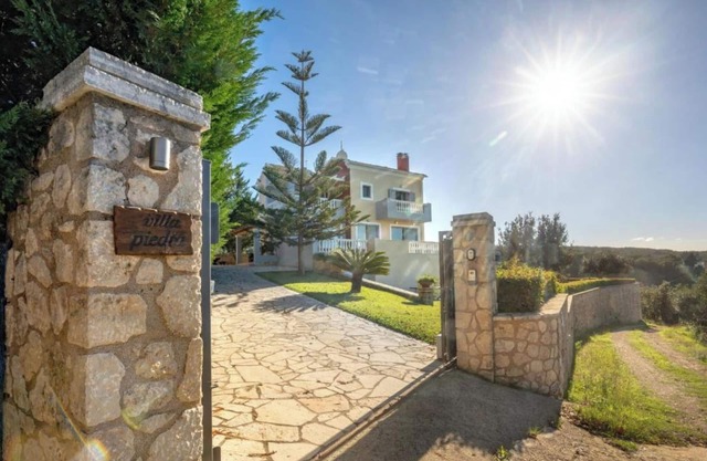 Villa Piedra,Modern style 3 DBRM Villa in Acharavi with private pool and jazuzzi
