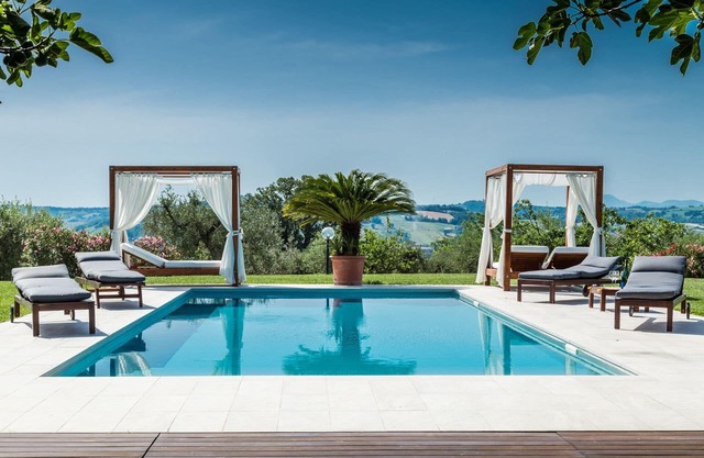 Villa Roberta with pool and park, surrounded by countryside, just 20 minutes from the beach of Fano