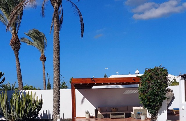 Villa Roma huge heated pool with sun all day, 0.5mile from beach