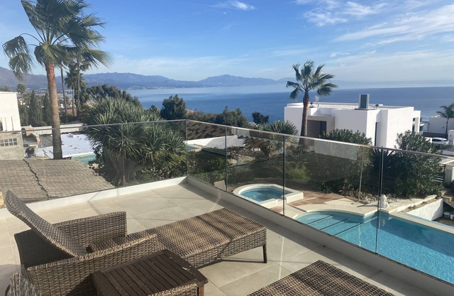 Villa 'Romano' with Sea View, Wi-Fi and Air Conditioning