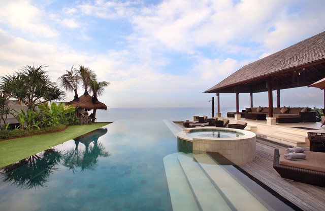 Villa Rosita - Spectacular Oceanfront Getaway with Jacuzzi, Gym and Games Room