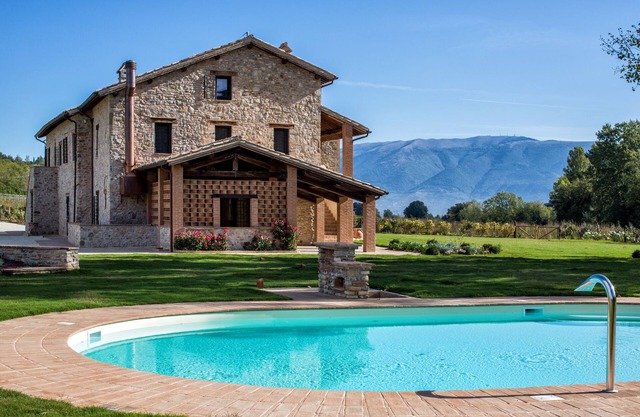 Villa Rovicciano, sleeps up 20. Luxury, heatable pool, lift, breakfast included