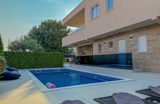 Villa Rozzaria - 5 min from the beach/w hottub and heated pool