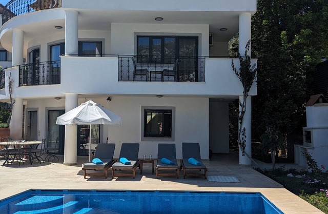 Villa Sari Lale - Short walk to town, large private pool, Sleeps 10