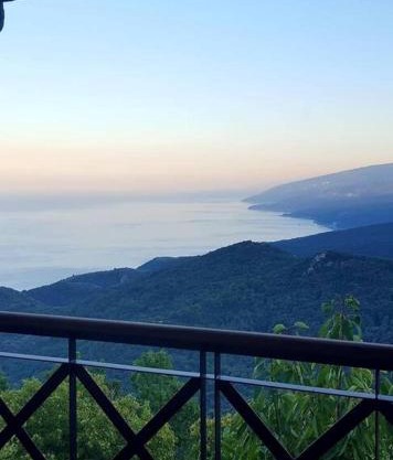 Villa Sklithro in the heart of the forest with magnificent view of the sea just 10 minutes from it