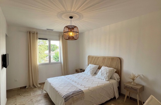 Villa Sous l'Olivier de Provence. Modern, family-friendly, and close to Avignon.