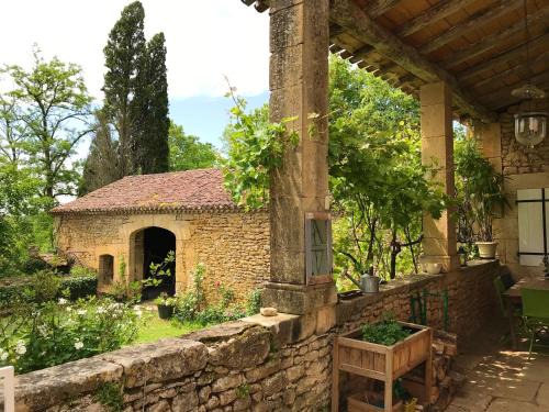 Villa spacieuse avec piscine privee a Blanquefort sur Briolance