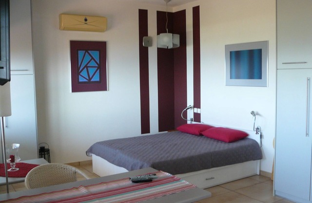 Villa-studio, modern with style, sea-view, 10 min. from beach, garden, terrace