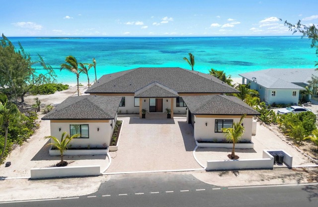 Villa Summerwinds, , Beachfront on Flamingo Bay, Heated Pool + Carriage Home.