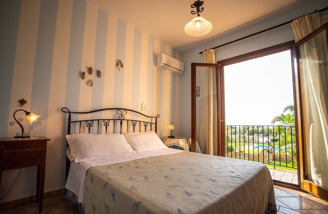 Villa Trinacria, 5 bedrooms up to 12 people