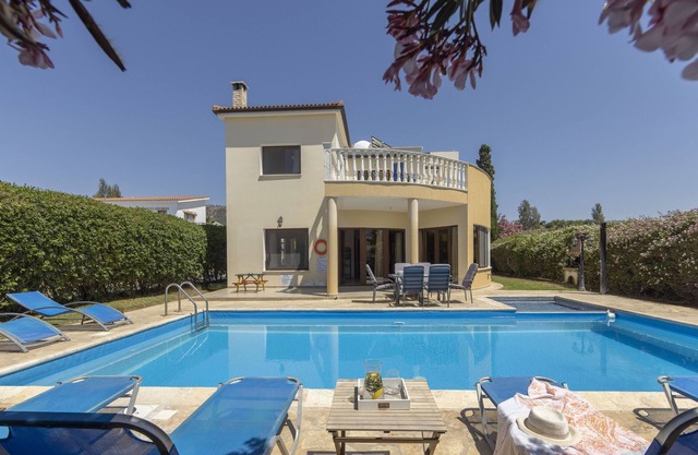 Villa Tsikkos Dio: Beachfront, Pool, A/C, WiFi