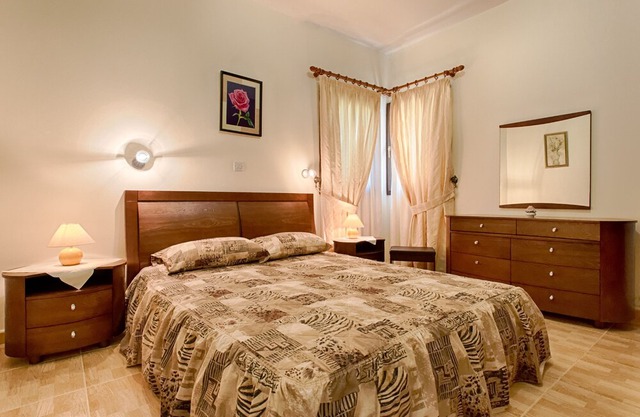 Villa Tsikkos Dio: Beachfront, Pool, A/C, WiFi
