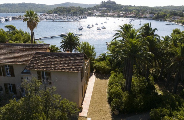 VILLA UNIQUE PORQUEROLLES BORD DE L EAU AVEC PONTON PRIVE