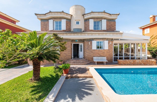Villa 'Villa Laura' with Private Pool, Wi-Fi and Air Conditioning