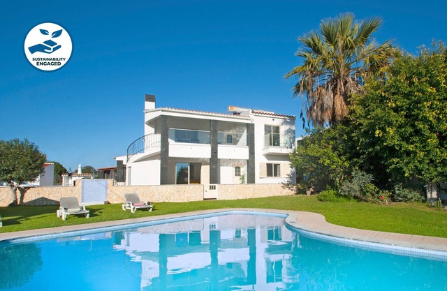 Villa w/heatable pool, BBQ & private annexes