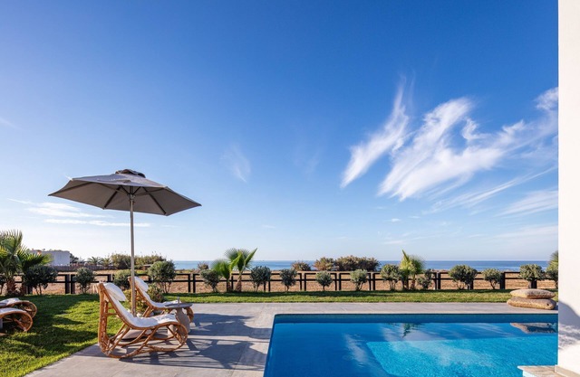Villa Walking Distance to the Beach with 50m2 Private Heated Pool & hot Tub!