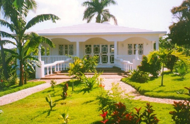 Villa with 2 bedrooms, 2 bathrooms, living, kitchen, terrace, garden, pool
