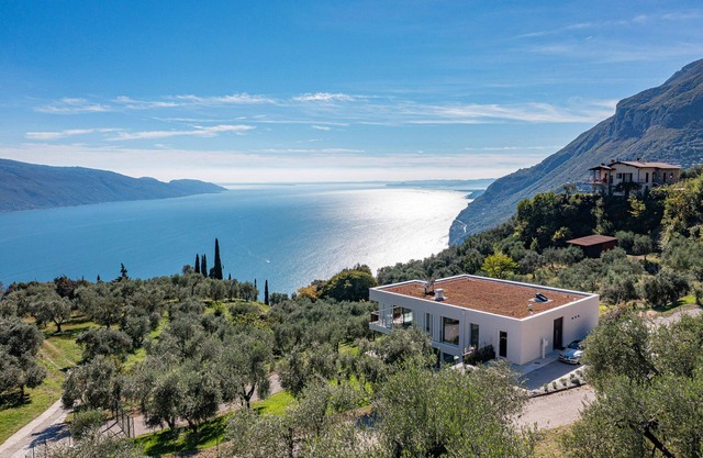 Villa with breathtaking views of Lake Garda