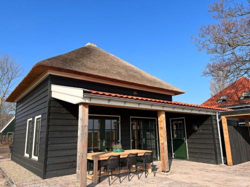 Villa with enclosed garden near the Wadden Sea