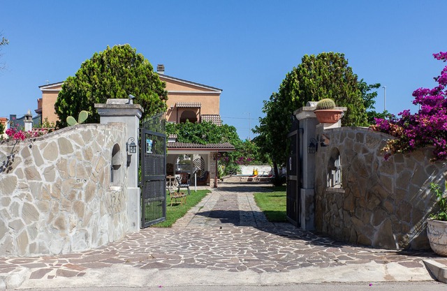 Villa with garden and children's pool, near beach, 5 bedrooms and 4 bathrooms, m707
