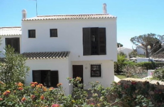 Villa with good garden, berbecue and swimming pool shared in the condominium.