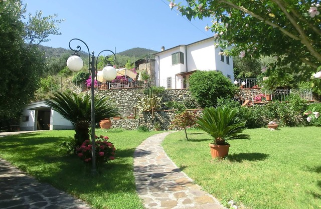 Villa with large garden and splendid sea view. Parking space and free Wi-Fi