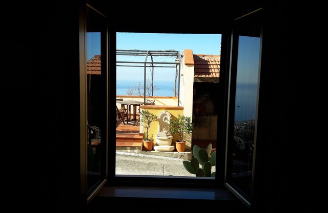 Villa with ocean view and peaceful setting, minutes by car to the beach