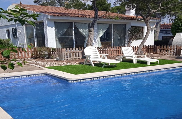 VILLA WITH POOL AND PRIVATE GARDEN 3 KM FROM THE SEA