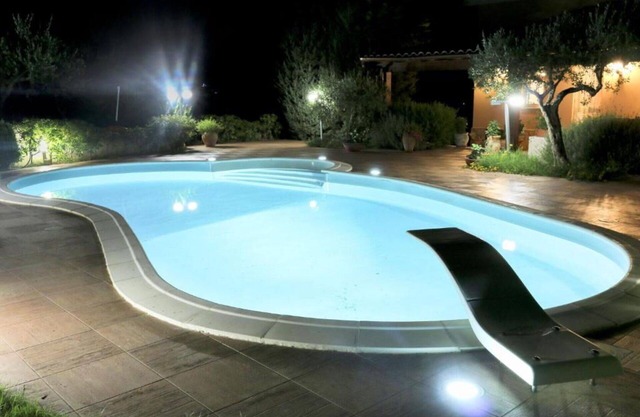 Villa with private pool, Wifi, 7 Sleeps, Garden