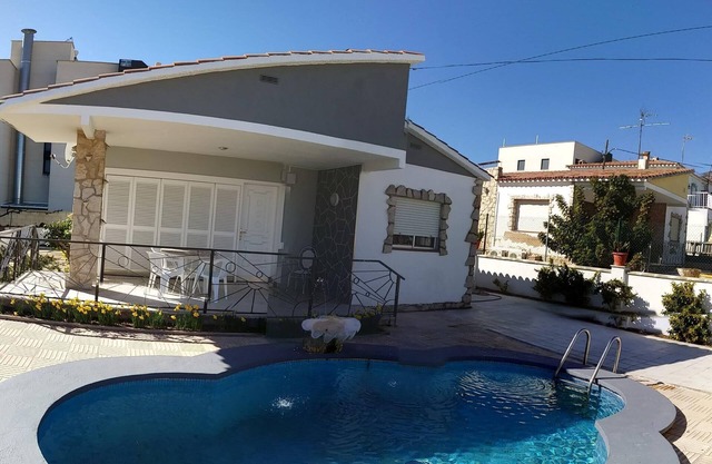 Villa with private pool, parking, garage and garden (100m beach, 8 people)