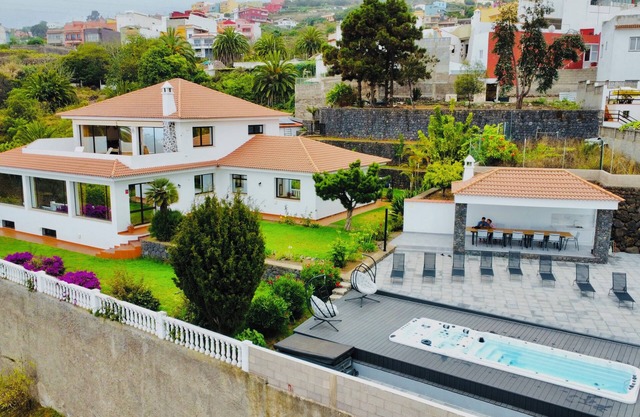 Villa with spa facilities(sauna, floating tank)&outdoor heated jacuzzi with BBQ
