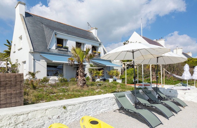 Villa 'With Stunning Sea View' right on the water, private terrace and Wi-Fi