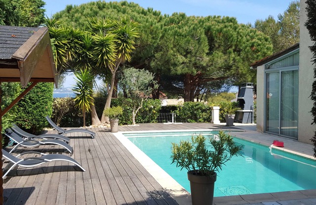 Villa with swimming pool on giens peninsula