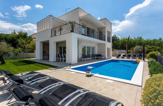 Villa Zarra with heated pool, jacuzzi, sauna and Seaview