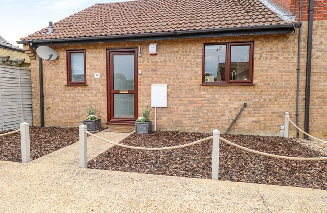VILLAGE RETREAT, character holiday cottage in Littleport