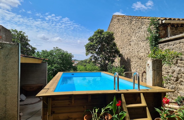 Vine Views II 3 bedroom air conditioned home with stunning views, pool & garden
