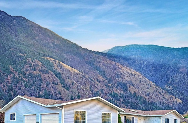 Vineyard Vacation Home Hot Tub Sunroom